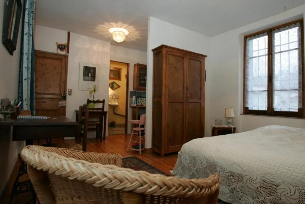 Chambres D'hotes Haut De Belleville Bed & Breakfast *